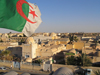 Algrie - El Oued : Drapeau algrien au-dessus de la ville - photographie par J.Kaman