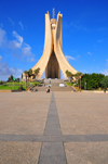 Algiers / Alger - Algeria: Monument of the Martyrs of the Algerian War - square of the cultural center Riadh El Feth | Monument des martyrs de la guerre d'Algrie - esplanade du centre socioculturel Riadh El Feth - photo by M.Torres