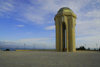 Azerbaijan - Baku: monument on Martyrs' Lane and the Caspian - Shahidlar Hiyabany - photo by M.Torres