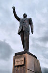 Azerbaijan - Baku: Heydar Aliyev monument near Fizuli street - personality cult, Azeri style - art - photo by M.Torres