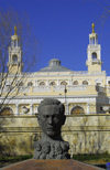 Azerbaijan - Baku: Aliaga Vahid bust - Muslim Magomayev State Philarmony /  philharmonic - architect G.Termikelov - Aliaga Vahid bust - Istiglaliyyat Street - sculptor Ragib Gasanov - photo by M.Torres