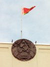 Belarus / Bellorussia / Weirussland - Minsk, Minska, Minskas, Minszk, Mensk / MSQ: Back to the old flag - Belarussian flag and Soviet period coat of arms - Government House - Independence square - photo by Miguel Torres