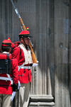 La Paz, Bolivia: soldiers in 19th century uniforms - change of the guard at the Presidential palace - Batalln Colorados - Palacio Quemado - Palacio de Gobierno - Plaza Murillo - photo by M.Torres