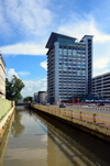 Bandar Seri Begawan, Brunei Darussalam: PGGMB Building, office tower dwarfing the nearby Chinese temple - Kohn Pedersen Fox architects - facing the Kianggeh river and Kianggeh street - photo by M.Torres