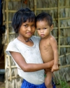 Cambodia / Cambodge - Siem Reap - Chong Khneas: Vietnamese floating village - Sister and brother greet visitors to their village, albeit cautiously (photo by R.Eime)