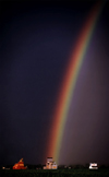 Canada / Kanada - Saskatchewan - Gull Lake: rainbow over the grain elevator - photo by M.Duffy