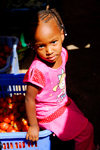 Praia, Santiago island / Ilha de Santiago - Cape Verde / Cabo Verde: small girl in the Praia market - photo by E.Petitalot