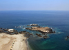 Iquique, Tarapac Region, Chile: rocky beach - Pacific Ocean - photo by M.Torres