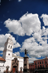 Quito, Ecuador: statue of Mariscal Sucre and Iglesia de Santo Domingo - Dominican Church - Plaza Santo Domingo, regular venue for concerts and festivals - photo by M.Torres