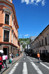 Quito, Ecuador: Calle Venezuela - pedestrian crossing to Plaza Grande, corner of Calle Eugenio Espejo - El Panecillo hill in the background - photo by M.Torres