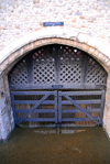 England - London: tower of London - Traitors' gate - Saint Thomas tower - photo by M.Torres