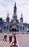 Lourdes (Pyrnes): Lourdes: Order of Malta volunteer and the Basilica (photo by Miguel Torres)