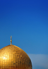 Jerusalem / al-Quds, Israel: golden dome and blue sky - Dome of the Rock - Kipat Hasela - built by Umayyad Caliph Abd al-Malik with architecture inspired in the Church of the Holy Sepulcher - Temple Mount, Har haByith - Esplanade of the Mosques - Haram el-Sherif - photo by M.Torres