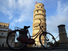 Italy / Italia - Pisa ( Toscany / Toscana ) / PSA : leaning tower and bike - Piazza dei Miracoli - photo by M.Bergsma