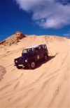 ilha do Porto Santo -  Fonte da Areia: jipe Land Rover nas dunas / Land Rover on the dunes (image by F.Rigaud)