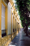 Melilla: in the shade - sidewalk - | sombra - acera - photo by M.Torres