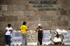 Guanajuato City: carpet sellers wait for the tourists - photo by Y.Baby