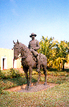 Mozambique / Moambique - Maputo / Loureno Marques: equestrian statue of Mouzinho de Albuquerque, captor of Ngungunhane, king of Gaza - Portuguese cavalry major - Governor of Mozambique / esttua equestre de Mouzinho de Albuquerque no Forte (rua de Timor Leste) - anteriormente colocada na Praa M. de Albuquerque actual praa da Independncia - photo by M.Torres