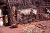 Ilha de Moambique / Mozambique island: traditional house made with leaves of the Macuti palm - fish drying - Macuti town / peixe a secar junto a uma casa tradicional - cidade de macuti - photo by F.Rigaud