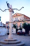 Azambuja: main square - pillory / pelorinho na praa principal - photo by M.Durruti