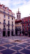 Lisboa: Praa de So Carlos - rua Serpa Pinto - photo by M.Durruti