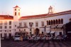 Elvas: on the shade in August - esplanada na praa central - Praa da Repblica - photo by M.Durruti