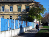 Romania - Timisoara: blue fence - Bulverdul Eroilor de la Tisa - photo by *ve