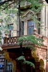 Russia - Krasnodar (Yekaterinodar or Ekaterinodar): balcony supported at either end by plinths (photo by Vladimir Sidoropolev)