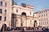 Russia - St. Petersburg: arch and side-walk market (photo by Miguel Torres)