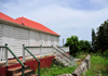 Windwardside, Saba: white cottage covered in shingles - photo by M.Torres