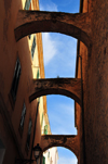 Alghero / L'Alguer, Sassari province, Sardinia / Sardegna / Sardigna: sky and arches in the town center - Centro Storico - archetti di contro-spinta - photo by M.Torres