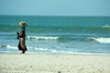 Cap Skirring, Oussouye, Basse Casamance (Ziguinchor), Senegal: Young woman Walking on the beach to sell fruits, everyday life / Jovem mulher caminhando na praia para vender, vida quotidiana - photo by R.V.Lopes