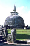 Polonnaruwa, North Central province, Sri Lanka:Kiri Vihara dagoba / stupa - Unesco World Heritage site - photo by G.Frysinger