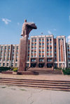 Moldova - Tiraspol, Transnistria / Transdniestr / Pridnestrovie: Vladimir Ilich Lenin monument - presidential palace - Vladimir Smirnov's residence on ulitsa 25 Oktober - photo by M.Torres