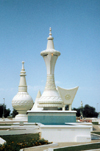 Abu-Dhabi / AZI / AUH / DFA, UAE: Chess-like sculptures on Ittihad square - Arabian tea pot and accessories - photo by M.Torres